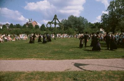 Källängsparken midsommarfirande folkdanslag uppvisning folk Centralbryggeriet

090506/KG