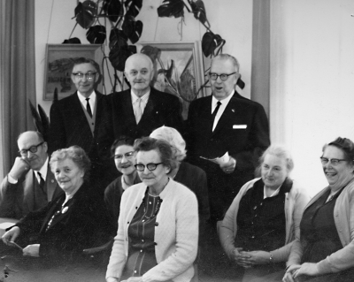 Främre raden från vänster   1.) Erik Jakobsson, skräddare  2. Fru Jakobsson  6. Sara Ågren. Bakre raden från vänster  1. Waldemar Svensson  2. Erik Kask  3. Nilsson, Aby Vimmerby.     