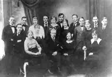 1. Einar Karlsson, skomakare  2. ?  3. Edla Johanson ( Granqvists gård )  4. Bengt Evander, svarvare  5. Karin Lilja - Åberg  6. Jonsson   8. Jensen  9. Ingrid Lindblom   12. Karl Karlsson, stadskassör  13. Kalle Malmberg  14. Nanna Grönqvist  - Malmberg  15. Fru Jakobssen ( fosterdotter Mattis Brant )  16. Tore Lindblom, bokbindare  17. Olivia Österman ( ålderdomshemmet )  18. Elin Lilja  19. Tora Lilja - Åberg Södra Vi.      