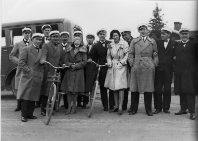 1. Erik Westerberg kassör, 2. Folke Kask åkare, 3. Ture Blom, Vennebjörke, 4. Erik Lindgren brevbärare, 5. Mauritz Hammarlund murare, 6. Tedde Gustavsson, 8. Charlie Ericsson konstnär, 9. Einar Pålsson guldsmed, 11. Dahn Johansson frisör,
12. Tage Köhler verkmästare, 13. John Eriksson snickare, 14. Thor Wretling fotograf.    