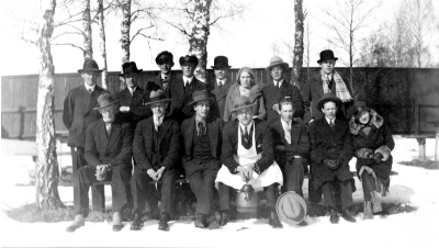 Vid Folkets Park omkring 1920 - 1930 - tal
Stående från vänster: Gillis Johansson, Einar Magnusson, Einar Fransson, Erik Liljeblad, Helge Magnusson, Karin Sand, Gösta Norman, Ragnar Ax
Sittande från vänster: Sven Liljeblad, Sven Sköld, Rulle Dabäck, Sigge Svensson, ?, Erling och Margit Berggren