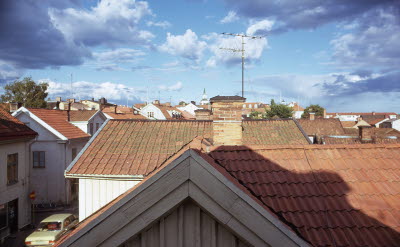 Vy över takåsarna i Vimmerby kyrktornet i bakgrunden. Fotot taget på Storgatan, nere till vänster går Klemens gränd.

090331/KG