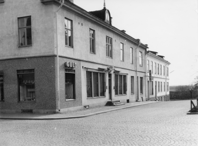 Gamla Tingshuset vid torget. Miltons guldsmedsaffär.