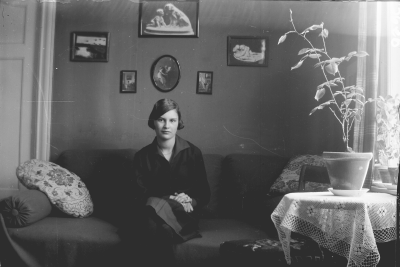 Elsa Blomberg född Hallberg. 
hos Göta Tisell o Hedvig Forsell på Solliden år 1927.