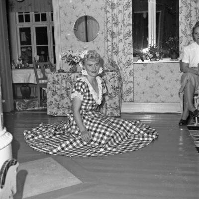 ? Ernstad
- korvhandlare Svenssons dotter -

Dok.111027/KG