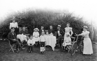Från vänste, Jungfru Hulda, Thor, Brita, Borgmästaren, Borgmästarinnan, Otto, Gertrud, Erik, Gustaf Adolf, Thorsten, Kerstin, Sigrid. Före 1907 då gamla borgmästaren O.G. Walberg dog.        
