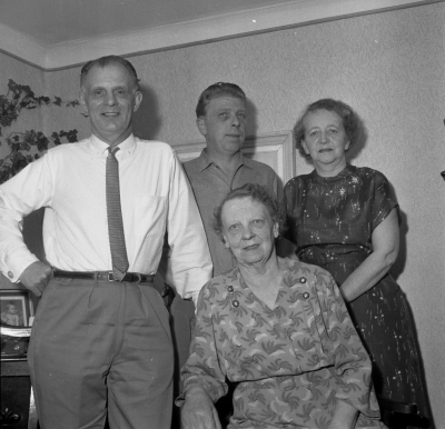 Agne Palmér med familj

Dok.110210/KG