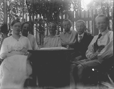 Fr.v. Agnes Andersson, Elvira Elg Andersson, Anna Andersson, John Andersson, Andersson sjöman och snickare och Einar Andersson.