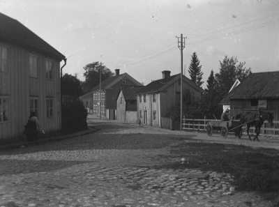 Västra tullen, Östermans hus t.v. Pottaskestugan t.h. Stora huset längs t.v. "Fagerholmska" revs 1950-talet. Lilla huset längst bort Tullstugan.   T.E.