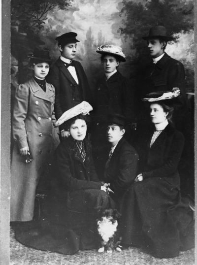 Bakre raden från vänster,  Tekla Lindström, handelsbiträde, Olof Widén, fotograf,  Elin Eriksson, Näs Vimmerby,  Axel Eriksson Näs,  Sittande från vänster  Elsa Widén, gift Thorsén Växjö, Valdemar Uhrström, sergeant,  Aina Widén, gift Nilsson Vimmerby.   