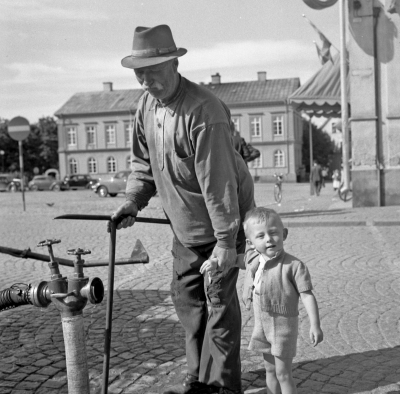 Axel Hörberg " Kruse "  och Bo Eriksson, son till Thorvald Eriksson

Dok.111031/KG

