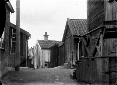 Båtsmansbacken
Huset i mitten med skorsten bodde plåtslagare Åhlander. Han hade affär och verkstad på Storgatan 17. Verkstaden på gården bakom Ståhls möbler, var lager. Han gjorde bleckflöjtar och mjölkkrukor bland annat.
