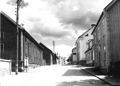 Stångågatan 1945. I det lilla huset nr 2 på höger sida, bodde sadelmakare Ringholm. Han broderade också många vackra tavlor.  