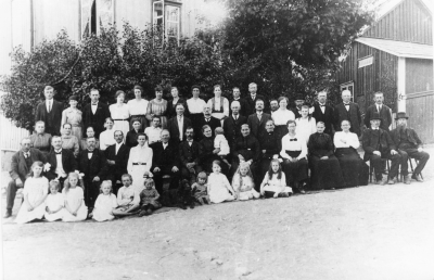 1. Bertil Jonsson,  Källvik  2, ?  3. John Jonsson,  åkare  4. Märtha  Lundberg, född Samuelsson  5. Ebba Fransson, Hagelsrum  6. Eva Lind  7. Selma Ek, fru  8. Amanda Jonsson  9. Elin Borgstrand  10. Bruno Svensson  11. Emil Andersson ( National )  12. Fru Wettermark  13. Agnes Andersson  14. Alma Adolfsson  15. ?  16. ?  1.7 Harry Fransson, Skomakare  18. Petter Johannes i Älåkra  19. C.A. Hagman ( förvaltare )  20. F.O. Urström, Sadelm.  21. Albert Borgstrand ( skomakare )  22. Karl Karlsson ( Kalle P. )  23. Millan Andstedt, fru.  24 Oskar Wenström  25. Dagmar f  Jonsson  26. Gustav Hultin  27. ?  28. Oskar Halling, snickare  29. Johan Adolfsson  30. Gustav Andstedt,  polis  31. Lind, lantbrukare  32. Karl Fransson  33. Ester Fransson, fru 34. Otto Andersson ( skomakare )  35. Frans Andersson, byggmästare 39. Hulda Nilsson, Borg fru  40. Signe Andersson, fru  41. Hilma Kindström  42. Fru Lind  43. Otto Dickson i Solnebo ?  44. Carl Svensson ( skogvaktare )  45. Vera Persson född  Jonsson  46. Britta Larson, född i Tuna  47. ?  48. Vera Liljeblad, född  Adolfsson  49. Helge Fransson ( Frasse )  50. Maja Magnusson född Fransson  51. Gunn Wettermark - Pettersson  52. Andstedt, fru  53. Margit  f  Borgstrand  54. Margit Qvist.  