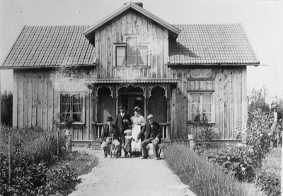 Hagaborg Älåkra, Källsåkravägen 68 Vimmerby från vänster 1 Elof Niklasson lantbrukare (Sofias far), 2 Gustav Carlsson 1869-1943 snickare och slöjdlärare i Vimmerby, 3 Hugo Carlsson banktjänsteman f 1899 (Gustav och Sofias son), 4 Sofia Carlsson 1867-1947 (gift med Gustav Carlsson), 5 Per Nicklasson (Sofias bror), Längst ut till höger Peter Johannes? Gustav och Sofia gifte sig 1895 och byggde då huset. Yngste sonen Thure tog över fastigheten och sedan hans son Ingvar därefter. Enligt hörsägen är delar av huset nerplockat och ditflyttat från annan plats.