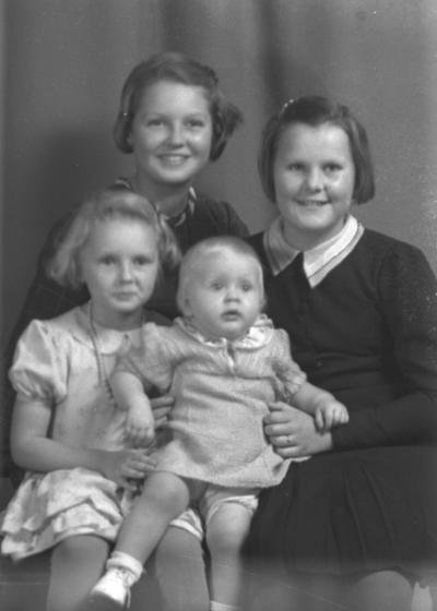 Jakobssons barn
Marit, Inger, Berith och Lillemor Johansson



Dok.080701/RS