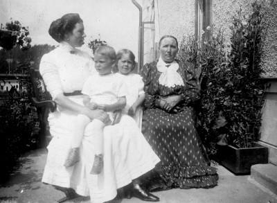 "Maddi o Henrik samt Mor och Mormor"    Nordströms