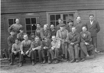 En del av personalen på Beijers Motorfabrik. Sven Liljeblad filare,  Alvar Liljegren gjutare, Bäckström gjutare,  Bror Pettersson filare, Gustav Lindgren filare,   Erik Pettersson gårdskarl, Ossian Åberg svarvare, Enar Tambour fräsare,  Sten Karlfelt filare, Karl Persson svarvare ( Lusten ,)  Nils Samuelsson förman, Emrik Hägg svarvare,  Bengt Evander svarvare, Ivan Lindgren filare, Bertil Kempe filare,  John Lindgren filare,  Larsson, Per Beijer filare,  Thorvald Eriksson svarvare.     