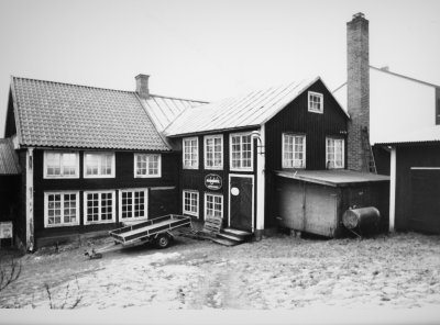 Dokumentationsfotografering av tillverkningsprocessen på Snickargården.
Vårvintern 1988
Tillverkning av fransk pardörr.
Avbildade personer:
Tönnes Andersson
Bernth Ericsson
Lillan Ericsson
Alvar Andersson
Bildmaterialet användes senare till en skärmutställning om Snickargården som visades på Vimmerby Bibliotek