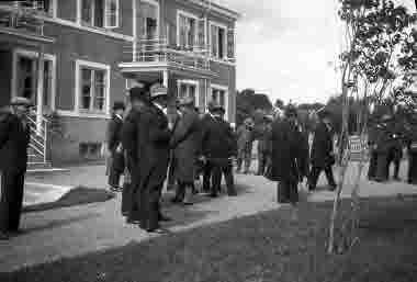 Förmodligen invigning av ålderdomshemmet på Drottninggatan, som senare kom att bli Gullvivans förskola. Fotot taget mot innergården