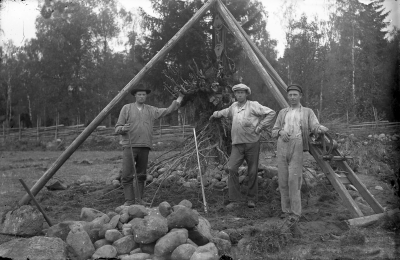 Stubb-brytning på Grägarp.
Mannen i mitten är Zante Hansson.

Dok.090310/SJ