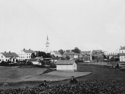Vimmerby. Fotot taget något av åren 1885-1888. Personen till höger är handlanden Svante Pettersson. Fotot taget från kyrkogårdsbacken.   T.E.