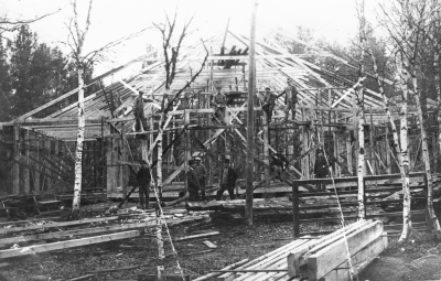 Skyttepaviljongen bygges. Karl Nilsson "Bråten", Ludvig Joahnsson snickare, Edvard Johansson, Adrian Eriksson, Vinga snickare, August Nilsson byggmästare, Paul Nilsson snickare.
