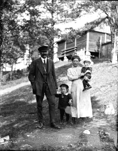 Elof Karlsson,  Jenny Karlsson f Lindberg,   Åke o Karin Karlsson           U.F. 