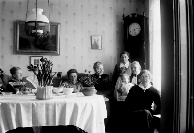 Från vänster: 1. fru Broms 2. borgmästarinnan Nanny Wahlberg 3. prostinnan Blidberg 4. fröken Ingeborg Forsell 5. fru Beda Forsell 6. Elsa Blomberg 7. fröken Ingrid Forsell 
Firar Beda Forsells födelsedag på Storgatan 5 Vimmerby