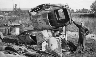 Einar Johansson vid Forsbergs skrotaffär.  