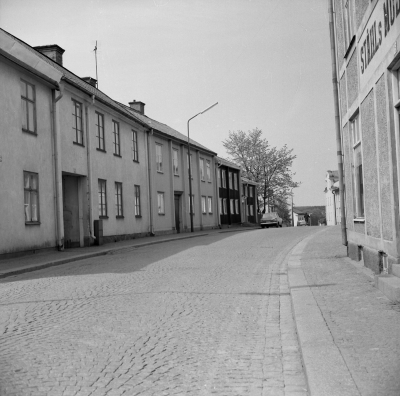 Storgatan

Dok.110331/KG

Tenngjutaregården, den mörka till vänster. Ägare fröknarna Ekholm, kom till Vimmerby 1965.   T.E.

