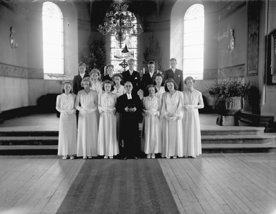 Locknevi kyrka 
Andra från höger i första raden: Margareta Karlsson gift  Andersson  Kulhult, mitten längst upp Bertil Lindkvist Kärringetorp ?