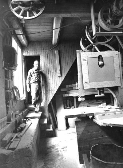 Bildtext: Tönnes i trappan till undre maskinvåningen. I taket syns transmissionen till remdrift av maskinerna.
Dokumentationsfotografering av tillverkningsprocessen på Snickargården.
Vårvintern 1988
Tillverkning av fransk pardörr.
Avbildade personer:
Tönnes Andersson
Bernth Ericsson
Lillan Ericsson
Alvar Andersson
Bildmaterialet användes senare till en skärmutställning om Snickargården som visades på Vimmerby Bibliotek