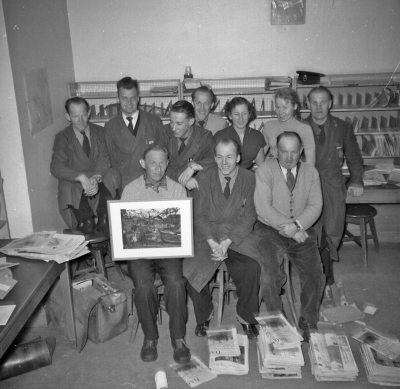 Posten
Stående 1 Tor Larsson, 2, 3 Bert Johansson, 4 Ingvar Malmström, 5 Sonja Larsson Rinaldo, 6 Britta Wall 7 Hedenberg
Sittande 1 Olle Lindström, 2 "Bölja" Persson, 3 Tor Larsson
Fast, kan två pers heta Tor LArsson??

Dok.110211/KG