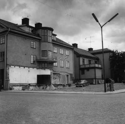 Baksidan på nuvarande Cityhuset och Anitas Päls
Korsningen Sevedegatan / Kyrkogårdsgatan Domus byggs här

Dok.100601/KG
