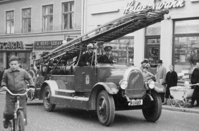Vimmerby Brandkår 50 år. Chaufför Karl-Erik Flender, Brandchef Folke Lönngren.  