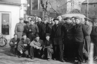 Evy Nicanders dokumentation: Karlbergs Bilaffär omkring 1950.
Stående: Gösta Jonsson, Lasse Johansson, Kurt Ottosson, Sam Brantemo, Erik Lind, Arne Andersson, Alf Forsberg, Karl-Erik Törne, (något skymd) Sven Hammarlund, Olof Fritzell, Nils Nicander, Gösta Johansson och Åke Karlsson. Knästående: (springpojke på lagret) Sven Norell, Birger Johansson, Erik Johansson.