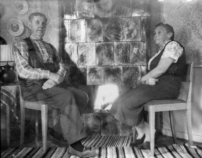 Vaktmästare Martin Pettersson med Fru Ester,  tagit i bostaden i Gästgivarehagen 1960.  

Östra Tullportsstugan var  vaktmästarbostad fram till 1970.

Dok.090206/SJ