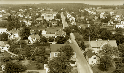 Från kyrktornet (nästan som en flygbild)
Kungsgatan
Församlingshemmet
Folkskolan ( Astrid Lindgrensskolan )