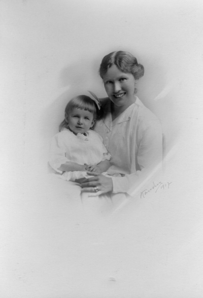 Eva Wahlberg med fosterdotter gift med Thor Wahlberg. 