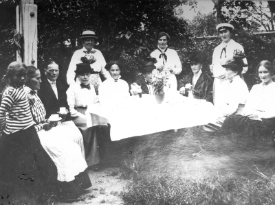 Från vänster 2. Amanda Hellgren  4. Fröken Hellgren  5. Anna Rundqvist  6. Lova Lindbäck  8. Fröken Hellgren  10. Maja Lindbäck  11. Ester Andersson,         Oskarshamn. 