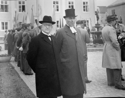 I väntan på kung  Gustav VI Adolf. Från  vänster  . Ebbe Johansson hemvärnsman, 2. Albert Borgstrand skomakare, 3. Anders Andrae kyrkoherde, 4. Karl-Erik Frisk Journalist, Vimmerby Tidning 5. Bertil Wallberg Journalist Vimmer Tidning. 