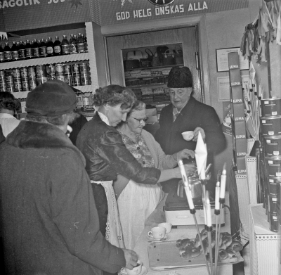 Konsum ( Vimmerby eller Storebro )

Till höger: Emrik Hägg

Dok.111020/KG
