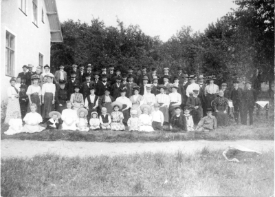 Hantverkföreningens utflykt till Karsnäs. Vibble .5. E Hermansson, 8. Axel Ståhl Möbelfabrikör  9. Oskar Johansson, Sadelmakare  12.  Konrad Nilsson Ludvigsborg  15. Robert Hammarlund    23. Fröken Flyger, Fru Flyger                           24. Anton Westerberg, Skomakarmästare,     25. E. Hallberg, Skomakaremästare  26. Oscar Wenström  27. Oskar Wenström, Kopparslagare  29. Gustavsson, Järnvägstjänsteman  30. Ossian Ericsson  31. John Barkman  32. Ludvig Pålsson, Petrus Berg, Tobakshandlare, Frisör  33. Ludvig Pålsson, Guldsmed  34. G.O. Vallin  35. Ester Vallin, Carl O. Vallin 36. Maurits Hammarlund, Ester Vallin  37. Fru Hammarlund, Mauritz Hammarlund  38. Emmy Hammarlund,  41. Hulda Vesterberg  42. Julia Hallberg, Fru Westerberg, maka till (24). 43. Petronella Venström, Fru Hallberg, maka till (25).  44. Josefina Ericsson, Petronella Wenström, Barnmorska.  45. Ketty Ståhl, Fru Pålsson, maka till (33).  46. Anna Johansson, Ståhl? Ketty, maka till (8).  47. Sigrid Gustafsson,  Fru Johansson, maka till (9)   48. Sigrit Gustafsson,  Hammarlund  49. Emy Hammarlund,   53. Erik Vesterber  54. Tyra Vesterberg  55. Greta Ståhl  56. Nisse Ståhl, Anna-Stina Ståhl- Hansson  57. Einar Pålsson, Carola Pålsson "Lollo"   58. Signe Hallberg, Sevede Pålsson   59. Karl Johansson, Signe Hallberg- Olsson  60. Lisa Johansson   61. Greta Ståhl- Falstedt   62. Josef Venström    