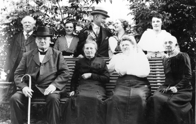 Bakre raden från vänster  1. Carl Rotelius, kyrkvärd, skräddare  2. Signe Andersson, mösshandlare efter 1923,  3. Hampus Andreas Andersson, reste till U.S.A. kom hem dog i Vimmerby  4) Paulina Andersson gift med Disponent Gustav Johansson, Vimmerby  5. Elisabeth Andersson, mösshandlare efter 1923.  Sittande från vänster  1. Hampus Viktor Andersson, stadens sista mössmakare 1836-1923  2. Hilda Jonsson  3. Fröken Kristin Jonsson ( Misisippi )  4. Maria Cornelius, fröken, dotter till lantmätare Johan Fredrik Cornelius Södra Vi, gift 1857 med Carolina Lovisa Erica Roback.    