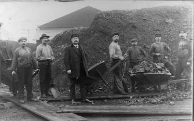 Fru Emma Granath Linköping Trädgårdsgatan 6
" En glad och treflig Jul önskas eder samt Far och Mor från Anna och Calle samt lilla Ingrid vi äro friska och krya.