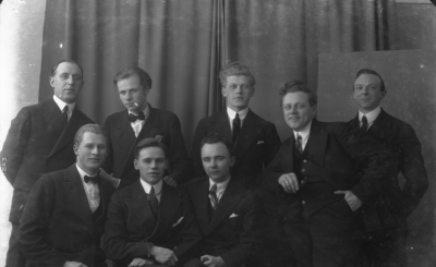 Manskören
Övre raden fr vä "Tedde" Gustafsson, Charlie Ericson, ? Haller, skomakare E KArlsson, Sven Ericsson
aningen osäkert med namnen



Dok.070906/RS
