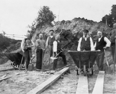 Detta kort är taget då vi sänkte Lustig kulle vid Hantverksföreningens tomt, från vänster C. Ekberg skräddarens son,   A. Borgstrand,  Emil Andersson,  Viktor Ringholm,  E. Österman,  Sture Hammargren, och i kanten Axel Almér.  Lille pojken är Anders Ekberg. Hantverksparken.