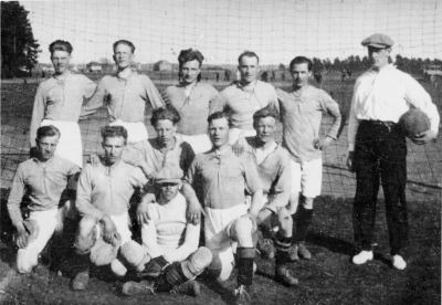 Stående från vänster  1. Karl Stockius, Åkare  2. Ture Annmar ( Andersson )  3. Ragnar Andersson, Fane´rfabriken  4. Natanael Magnusson, Snickare  5. Fritz Carlsson, Typograf  6. Verner Sandström, Köpman  Sittande från vänster  1. Fritz Andersson, Snickare ( "Lunda" )  2. Gustaf Ossovicki, Plattläggare  3. Allan Tambour, Tryckare  4. Ragnar Ax, Möbelsnickare  5. Knut Karlsson, Charkuteriarbetare  6. Holger Jeansson, Elektriker  Mitten 20-talet.         