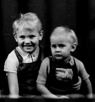 Den lille är Lasse Hoffstedt med storebror Karl - Henrik 